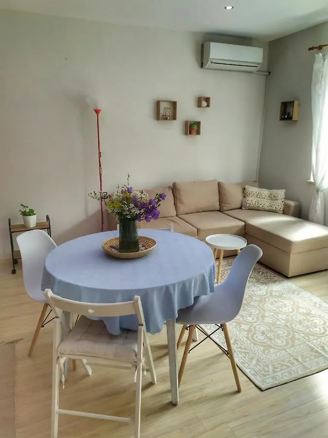 Into The Blue, 4 Guests, 5 Min Away From The Beach Warna Apartment
